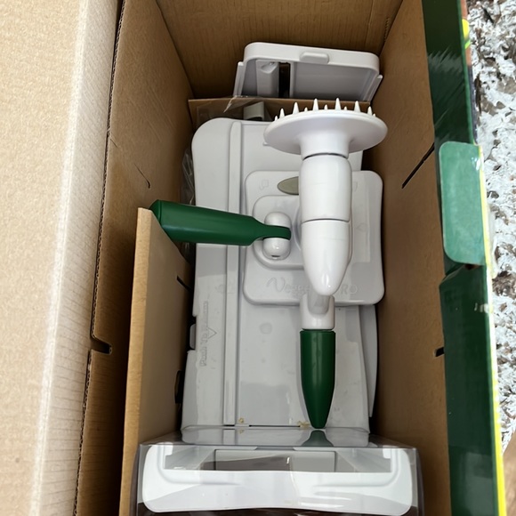 Veggetti Pro table top spiral vegetable cutter. - Picture 6 of 6